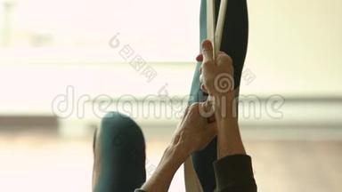 女人做椅子姿势运动的腿