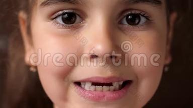 孩子的牙齿。 无牙的微笑。 切根牙。 女孩张开嘴唇，没有露<strong>出门</strong>牙。 关门