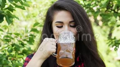 年轻漂亮的女孩<strong>解渴</strong>，<strong>喝</strong>啤酒，舔嘴唇