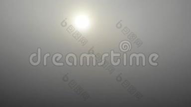 透过浓雾和云层看太阳。 空气污染