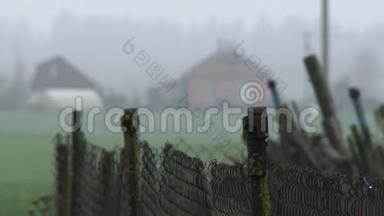 一个乡村小区的金属旧防护栅栏。 关<strong>注重</strong>点。