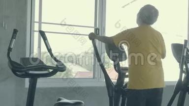 <strong>老年人</strong>在健身房锻炼亚洲，年长的白种人在健身运动中锻炼心脏，以保持<strong>健康</strong>