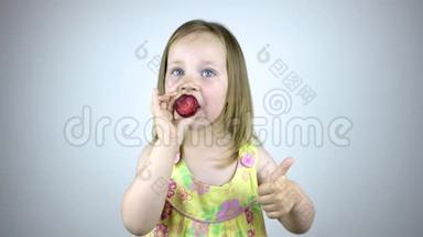 一个三岁的小女孩吃草莓，<strong>露出</strong>拇指。