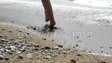 特写的女人`她的脚在炎热的阳光沙滩上奔跑。 活跃的赤脚女人在海边的沙滩上奔跑