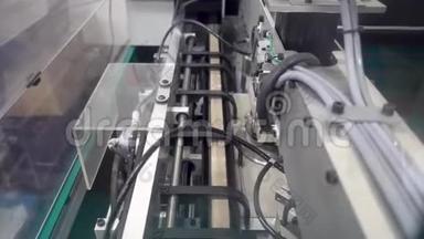 自动咖啡机。 印刷工厂。 卡西莫克印刷机。 工业印刷。 视频包含振动