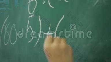 数学`黑板。 手`写简单的数学方程