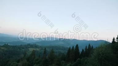 夏夜，喀尔巴阡山间绿松<strong>成林</strong>. 黄昏时美丽的山景背景