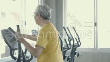 老年人在健身房锻炼亚洲，年长的白种人在健身运动中锻炼心脏，以保持健康