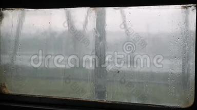 雨点落在玻璃上。水珠凝结在玻璃上。水滴落在玻璃上。雨落在车窗上