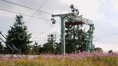 喀尔巴阡山<strong>山顶</strong>上的钢制滑雪椅升降台。 在阳光明媚的夏日，在<strong>山顶</strong>移动滑雪缆车站