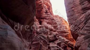 倾斜光滑岩石砂岩墙深槽峡谷的摄像机运动