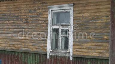 废弃的，毁坏的旧木屋.. 窗户和墙面有<strong>破损</strong>的旧屋面用风化涂料.. 特写镜头。 4k.