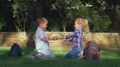 教育游戏，放学后坐在草坪上玩拍手游戏