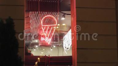 冰淇淋蛋筒霓虹灯展示。 咖啡馆的窗户。 订单号。