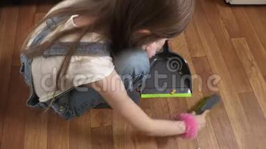 厨<strong>房顶</strong>部有刷洗地板的小女孩