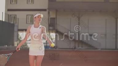 年轻漂亮的<strong>女孩</strong>打网球。 一个穿着白色<strong>运动服</strong>的女人专门训练网球。 年轻漂亮的<strong>女孩</strong>