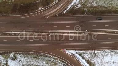 空中拍摄的汽车和卡车在一个冬季十字路口与一个大的道路交叉口的顶部视图。 无知的观点