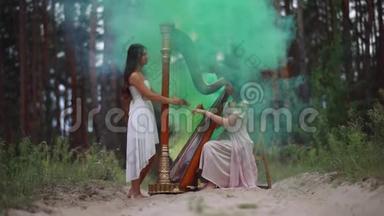 女竖琴演奏者坐在森林里，在绿烟的背景下弹奏竖琴。
