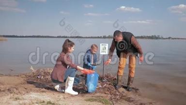 生态自然保护，小男孩帮助<strong>家长</strong>志愿者清理塑料污染的河堤