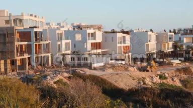 在海滨建造别墅。 码头上的新建筑。 海上白色豪华别墅.. 在Mediterr上建造豪华别墅