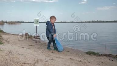 生态净化自然，清理结束后，小男孩在河滩的指向标志上拉了一大袋垃圾