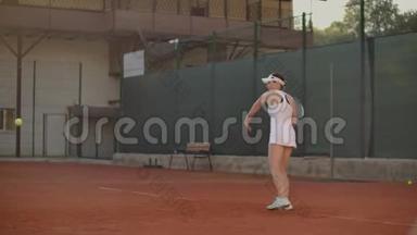 网球比赛在阳光明媚的日子在网球场年轻的运动妇女打职业网球。 在阳光明媚的日子里打网球