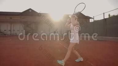 网球比赛在阳光明媚的日子在网球场年轻的运动妇女打职业网球。 在阳光明媚的日子里打网球