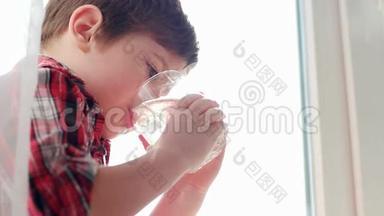 小男孩从杯子里喝水，口渴的孩子，特写肖像，<strong>儿童保健</strong>用水