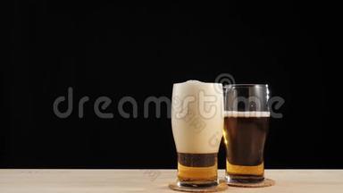 新鲜啤酒。 啤酒杯上的美味工艺啤酒，靠近其他玻璃的杯<strong>垫</strong>，放入黑色<strong>背景</strong>的木<strong>桌</strong>中