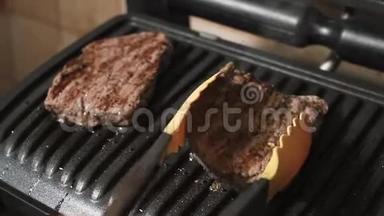 厨师从烤架上拿起成品多汁的牛肉肉做牛排。