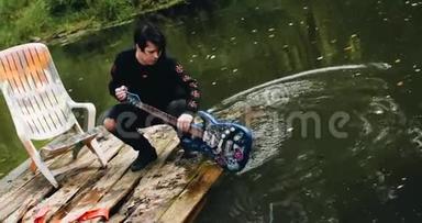 那个家伙用吉他而不是桨漂浮在木筏上。 不错的镜头。