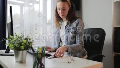 在家庭办公室工作的女人，坐在办公桌前，用严肃而集中的表情<strong>看</strong>着电脑<strong>屏幕</strong>。 <strong>数据</strong>分析