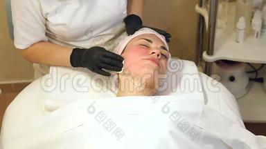 在生物复苏过程中，美容师用<strong>棉签</strong>擦拭女孩的脸。