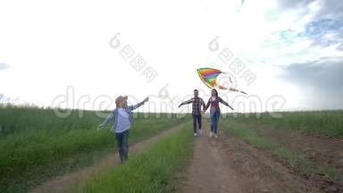 周末，带着风筝的孩子在阳光明媚的天空中慢悠悠地跑在农村的年轻父母<strong>身边</strong>