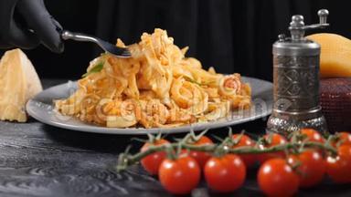 意大利海鲜面食。 用意大利面扭转叉子带走。 含樱桃西红柿和奶酪的博洛尼亚面食
