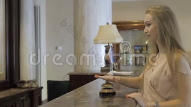 一个年轻女孩在酒店接待处使用服务钟的手