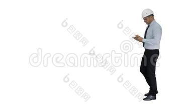 戴着头盔和正式衣服的人<strong>四处</strong>走动，在白色背景上做笔记。