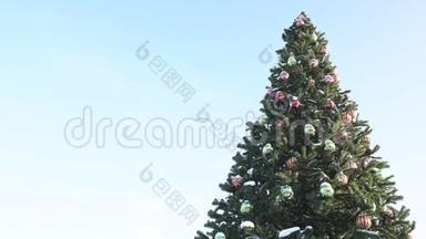 蓝天背景上美丽的装饰圣诞树。 地点为文本。 新年`圣诞节，复印空间