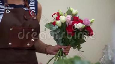 这个女孩是个卖花的<strong>小企业</strong>主，她为客户收集了一束漂亮的花