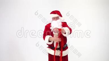 圣诞节。 白色背景上的圣诞老人为bokasa和kickboxing卷起红色绷带。 斗士的形象..