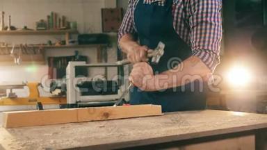 木匠，工匠工作.. 一个人用木头工作，用工具塑造它。
