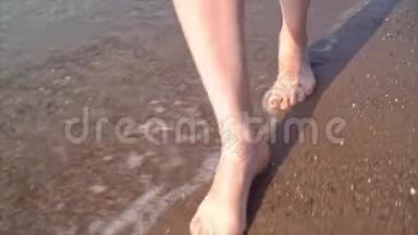 一个年轻女孩在海滩上<strong>散步</strong>的脚。 亲爱的在海滩上。 腿的特写。 股票<strong>视频</strong>