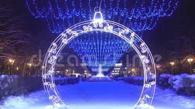圣诞节照明，蓝色大门和装饰从美丽的新年灯在街道上。 新年`