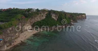 巴厘岛海滩的空中镜头，度假胜地的许多建筑，4k
