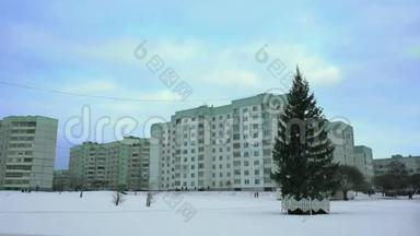 装饰好的圣诞树是在俄罗斯城市的一个贫困住宅区，在除夕`下午