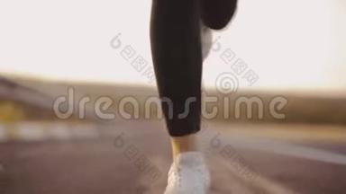 <strong>跑腿</strong>的女孩特写，晚上慢跑，健康的身体