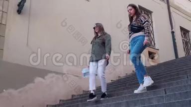 两个年轻的女旅行者走下楼梯<strong>四处</strong>张望