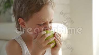 6岁男孩吃绿苹果，试着拔掉宝宝的牙齿