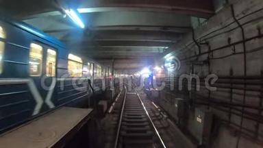 地铁列车的时间间隔从死路一条开始，在黑暗的隧道中移动。 乘坐快速地铁列车