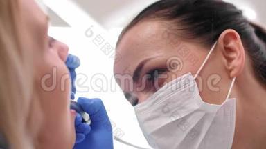 牙科医生用牙钻清洁坏病人`牙齿